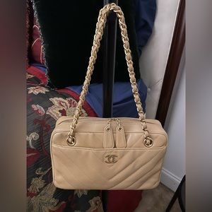 Chanel quilted handbag good condition neutral color can be worn with anything